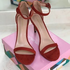 Open toe high heels in the color “brick”